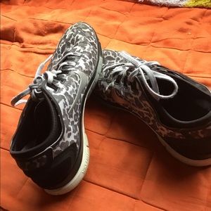 NIKE CHEETAH PRINT RUNNING SHOES